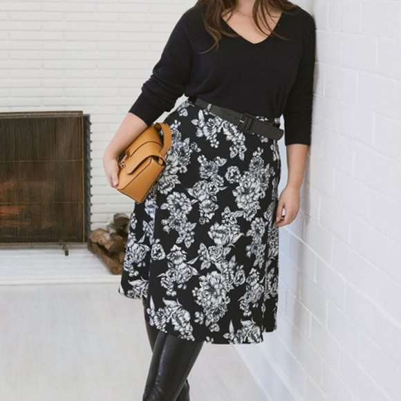 NWT Black V Neck Pullover - Picture 5 of 8